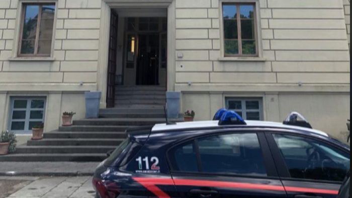 Anziano truffato in casa con telefonata dal falso maresciallo: arrestato un uomo con soldi e oro