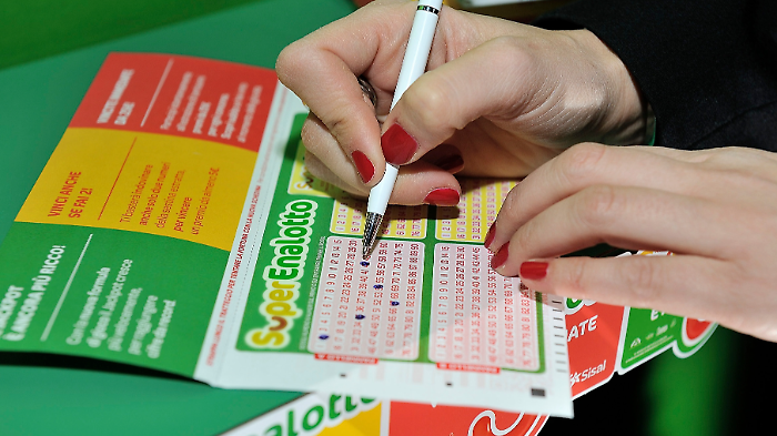 Il Superenalotto regala 82 mila euro: la giocata fortunata in una ricevitoria di Montevarchi