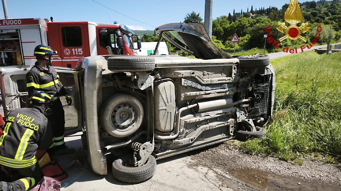 Scontro fra auto, un mezzo si ribalta: due feriti trasportati in ospedale ad Arezzo