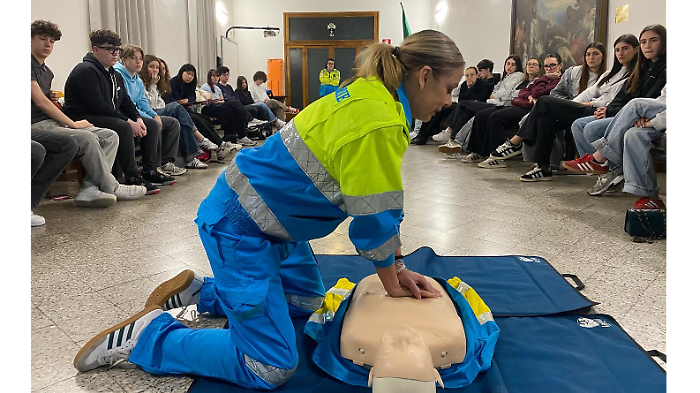 Giovani a scuola di soccorso alla Misericordia: dopo i casi dei nonni salvati dai ragazzi si insiste nella formazione