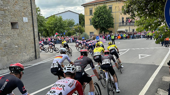 Il Giro d'Italia a Cortona e Foiano: folla lungo le strade della Valdichiana e le emozioni della corsa