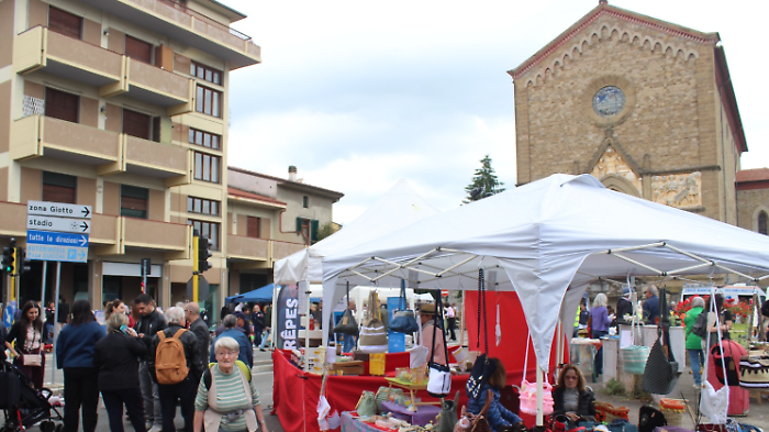 Saione Mob fa bello il quartiere. Mercatini e negozi aperti: grande partecipazione all'evento di Oxfam e Confesercenti
