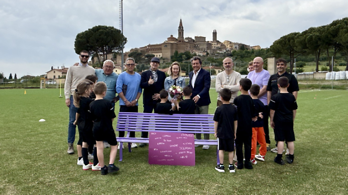 La panchina viola della gentilezza collocata allo stadio Faralli. Ecco cosa significa
