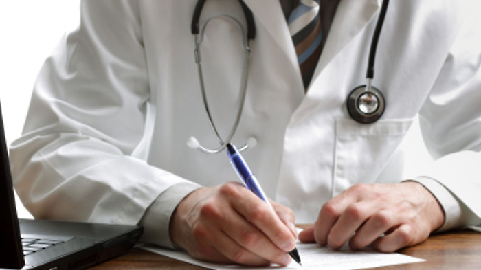 Mancano i medici,  incentivi economici e opportunità di carriera per i giovani dottori negli ospedali lontani dalle città
