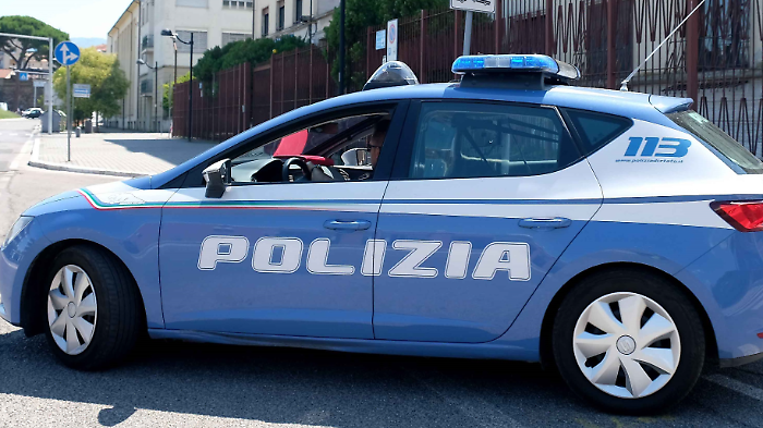 Hashish e cocaina sotto i sedili dell'auto: arrestato in A1 dalla Polizia stradale