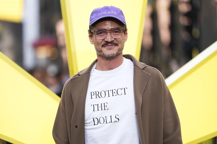 La T-shirt con slogan, storia dell'icona ribelle da Vivienne Westwood a Pedro Pascal