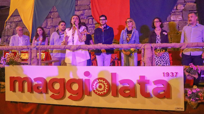 Migliaia di fiori per la Maggiolata di Lucignano. Assegnato il Grifo d'oro: trionfa Via dell'Amore