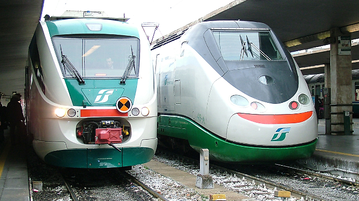 Sindaci del Valdarno con la fascia tricolore in treno fino a Firenze per dire no allo spostamento degli interregionali sulla linea lenta