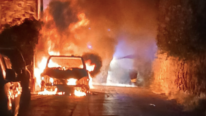 Due auto in fiamme a Porta Romana nella notte, intervento dei vigili del fuoco: ancora ignote le cause del rogo
