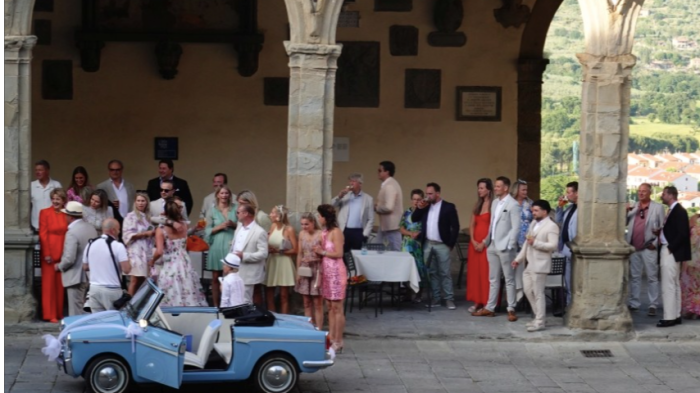 Scene da due matrimoni: favole che diventano realtà sotto e sopra alla torre del Cassero