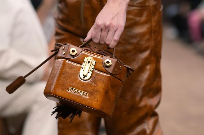 Quando la Formula 1 diventa una questione di stile: tutti i brand che collaborano con i piloti e con la federazione, da Tommy Hilfiger a Ferrari