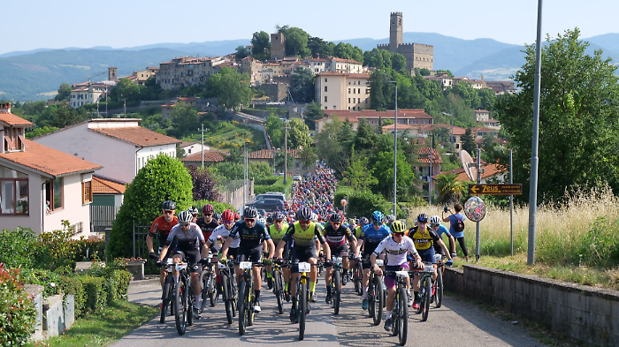 Granfondo di Poppi, non solo mountain bike anche podismo: spettacolo di sport intorno al Castello dei Conti Guidi