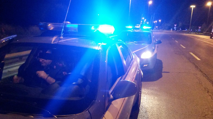 Ha staccato la lingua alla compagna incinta con un morso: trentenne arrestato