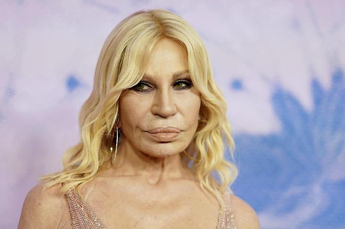 Donatella Versace alla sfilata Uomo di Dior, ecco perch&eacute; era tra gli invitati