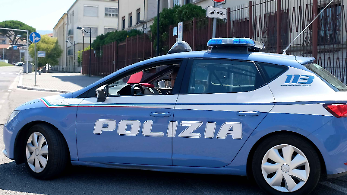 Sorpresi con mezzo chilo di hashish nella borsa frigo: due ventenni arrestati in A1 dalla polizia stradale