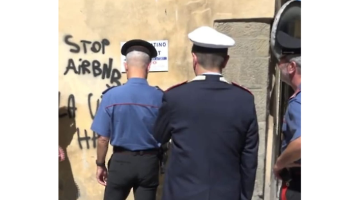 Scritte spray contro turisti e Airbnb, denunciati un ragazzo e una ragazza. Il sindaco: "Nessuno sconto a chi infanga la città"