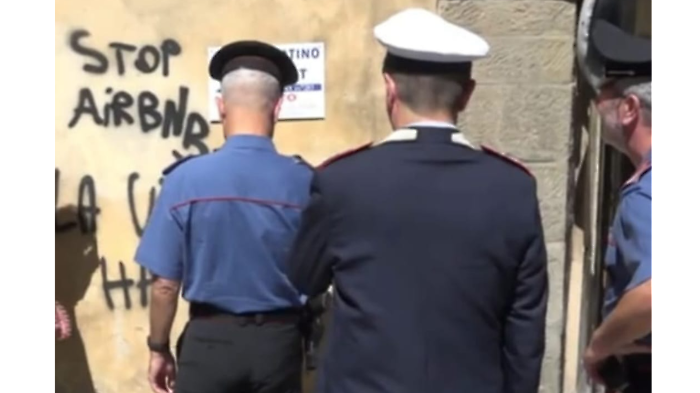 Scritte spray contro turisti e Airbnb, denunciati un ragazzo e una ragazza. Il sindaco: "Nessuno sconto a chi infanga la citt&agrave;"