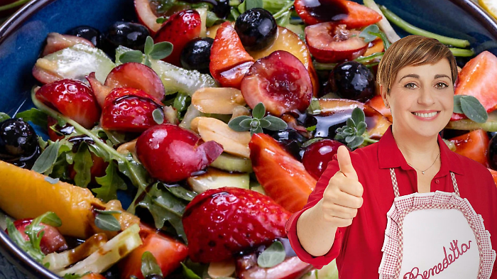 Fatto in casa da Benedetta, arriva la ricetta dell'insalata di frutta: semplice, genuina e perfetta per l'estate 