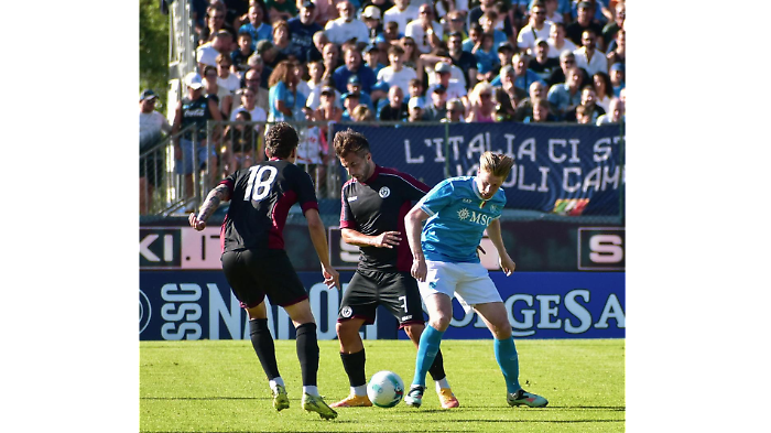 L'Arezzo batte il Napoli 2 a 0 con gol di Pattarello e Varela. Un'amichevole già entrata nella storia