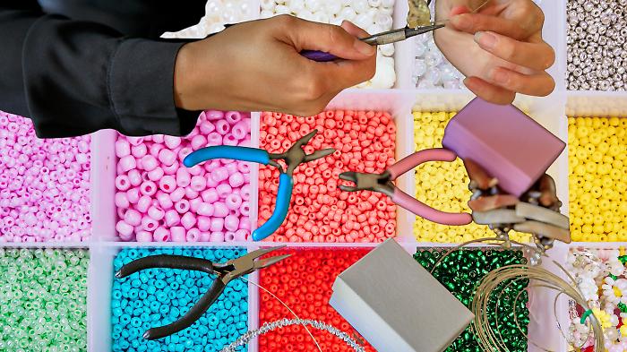 Scopri la collana di perline dell'estate fai da te: ecco la guida completa per iniziare a creare 