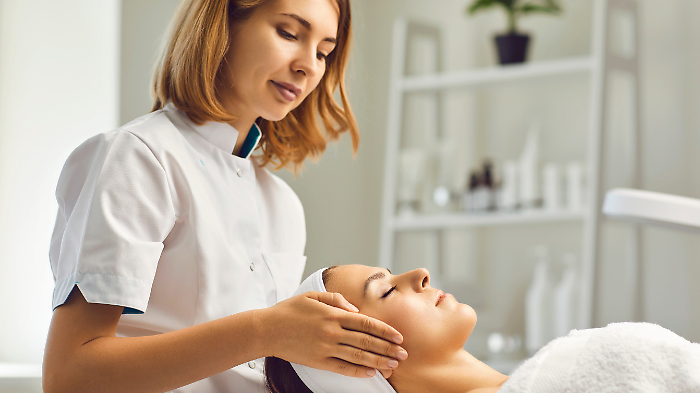 Depilazione con il filo arabo: tutto quello che c&rsquo;&egrave; da sapere su vantaggi, durata, pro e contro