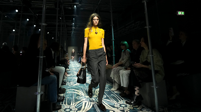 Prada cresce ancora: in sei mesi ricavi netti per 2.7 miliardi di euro (+9%). Continua il boom di Miu Miu: + 49%
