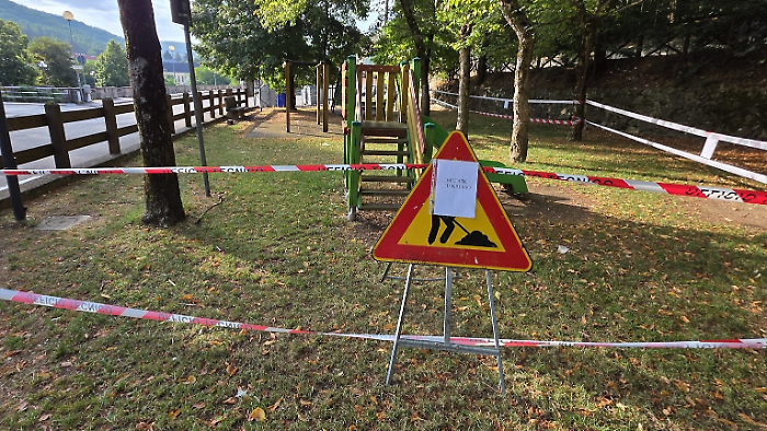Vandali versano olio esausto nel parco giochi dei bambini