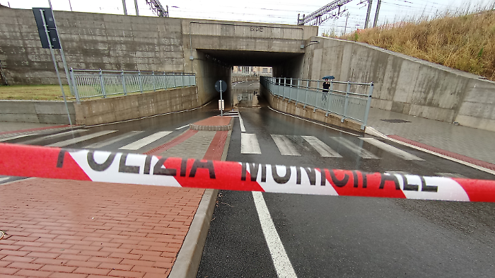 Nubifragio su Arezzo: pioggia e vento sulla città. Sottopassi allagati, problemi per i banchi dell'Antiquaria