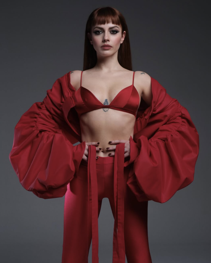 Annalisa e il rosso, come la pop star ha trasformato un colore nel suo marchio di fabbrica