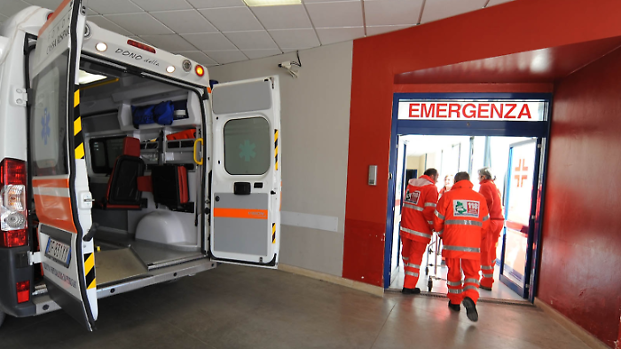 Investito mentre lavora lungo la statale 73: ventenne soccorso e trasferito all'ospedale di Arezzo