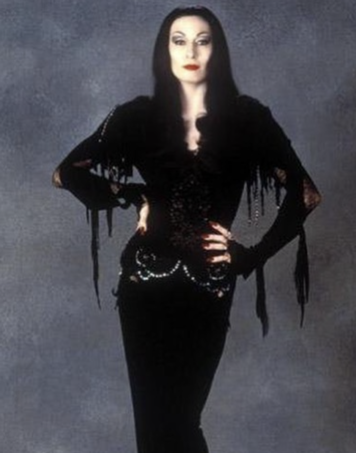 La vecchia Morticia  Addams Anjelica Houston e le "torture "sul set per entrare nel personaggio