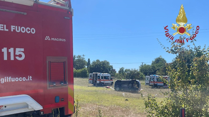 Auto finisce fuori strada: due feriti, una donna trasportata con l'elisoccorso al policlinico di Siena