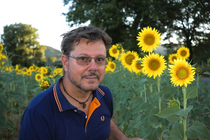 Un b&b ispirato alla lettura, un romanzo fra santi e cantautori: dal Trentino all'Umbria l'avventura di Marco Pontoni