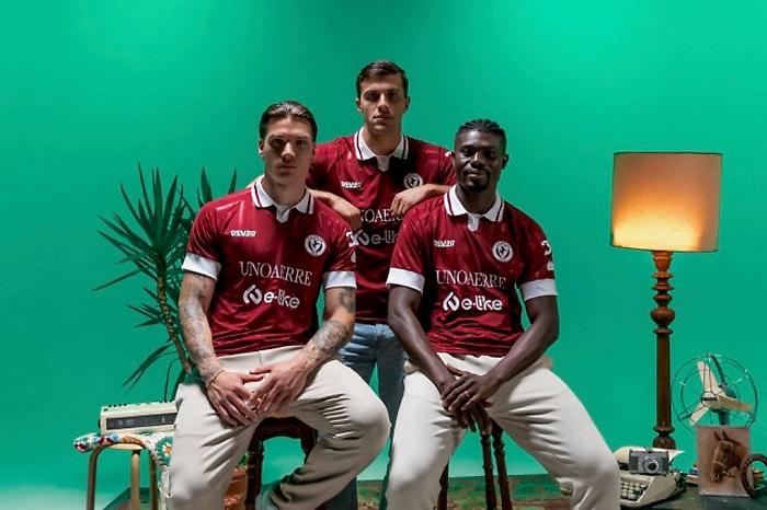 La nuova maglia amaranto