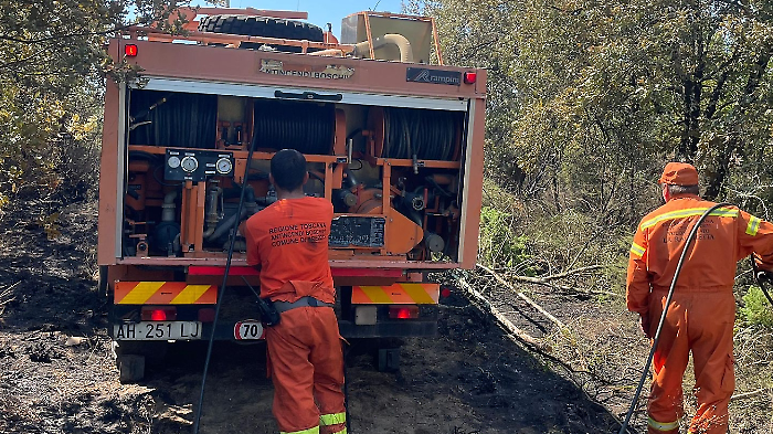Domato l'incendio nella collina di Talzano. Lanci d'acqua con l'elicottero,  fiamme spente nella notte