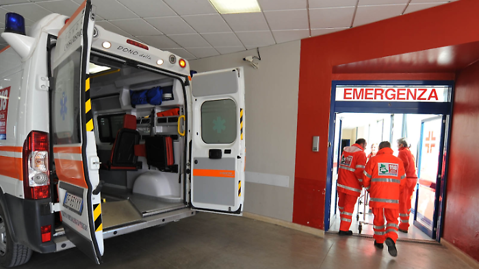 Due auto coinvolte in un incidente lungo la strada regionale 69: un uomo e una donna soccorsi e trasferiti in ospedale