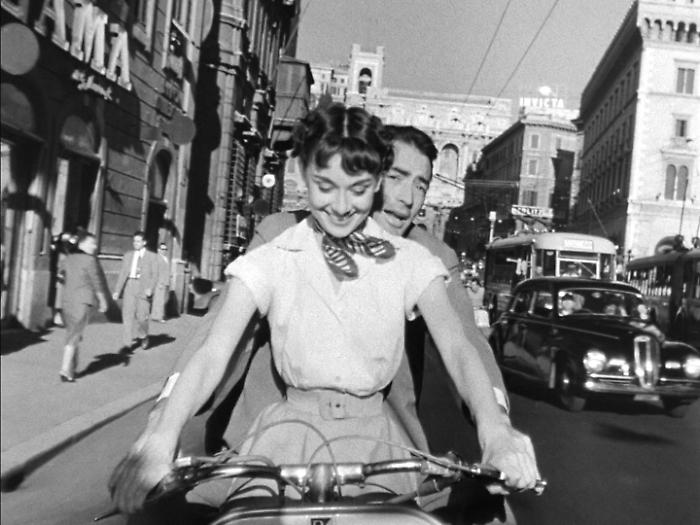 Quando Audrey Hepburn divenne un'icona. Tutto sul famoso look di Vacanze romane