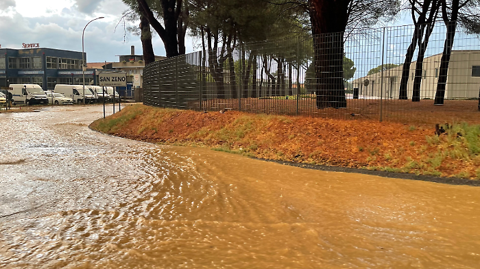 Bomba d'acqua su Arezzo, il Comune: "Nubifragio di eccezionale violenza, rete fognaria in crisi". Il punto sugli interventi