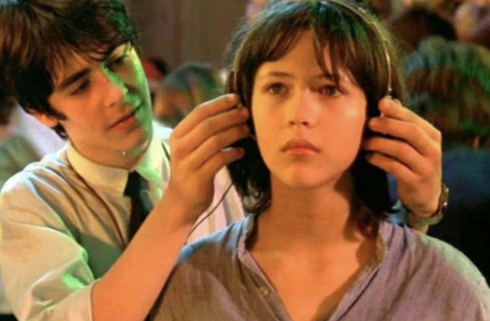 Il tempo delle mele stasera su TV8: trama, cast e la colonna sonora cult Reality che ha reso immortale il film con Sophie Marceau