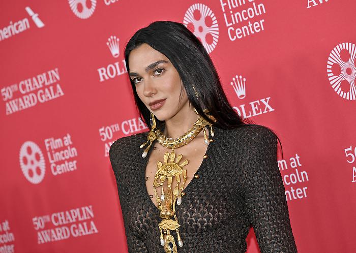 Dua Lipa compie 30 anni. Tutti i momenti iconici che l'hanno resa una star