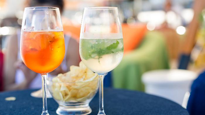 Aperitivo a Ostuni, oltre ai drink si paga anche la musica: la polemica sullo scontrino