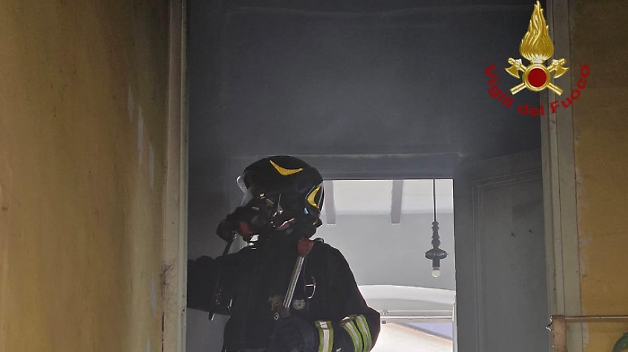 Incendio distrugge gli interni di un alloggio: palazzina dichiarata inagibile