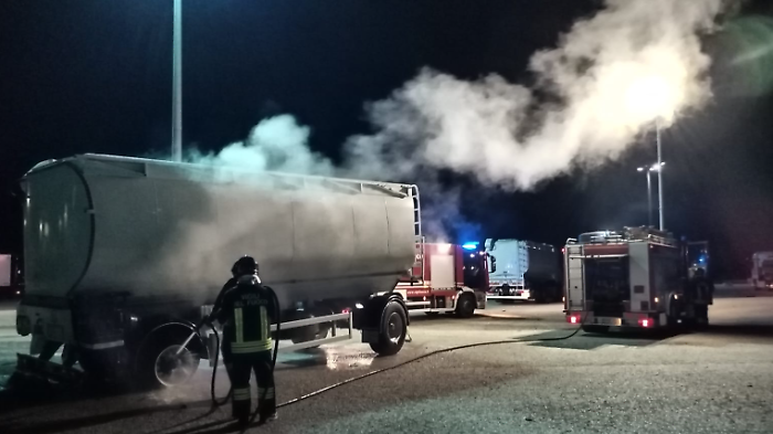 Prende fuoco in E45 semirimorchio carico di cereali: l'autista lo sgancia e scongiura conseguenze peggiori