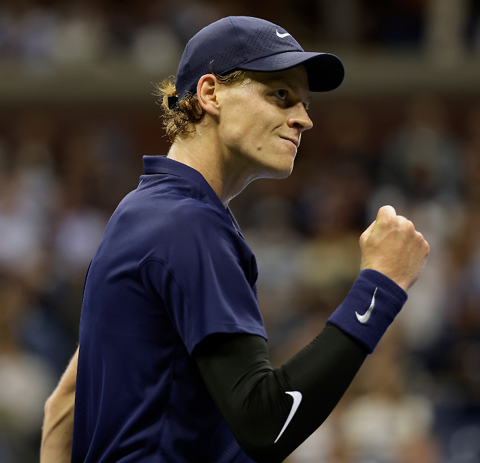 Jannik Sinner stratosferico: parte forte, soffre, lotta e alla fine supera Auger-Aliassime. Finale contro Carlos Alcaraz