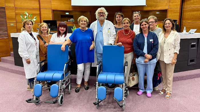 Poltrone per i pazienti donate al pronto soccorso dell'ospedale di Arezzo