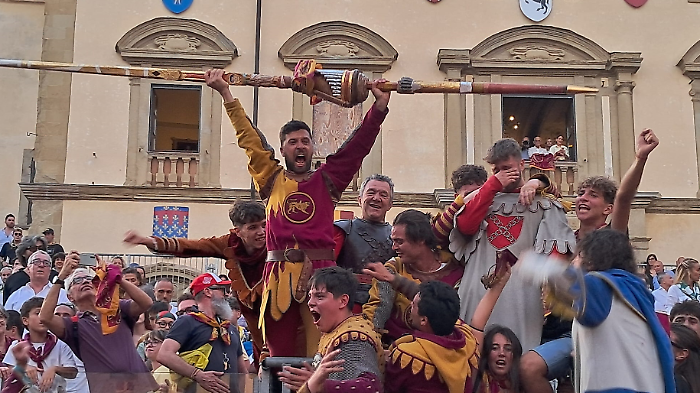 Porta del Foro vince la 148esima Giostra del Saracino. La gioia del popolo giallocremisi in Piazza Grande