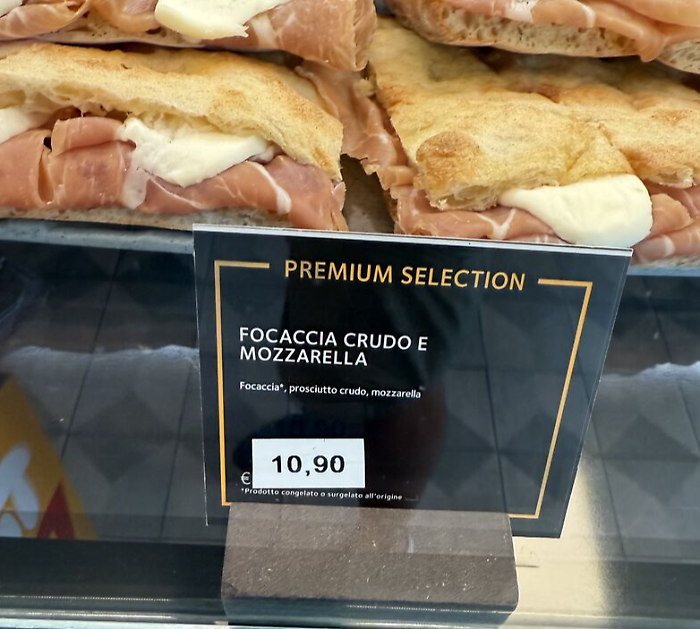 La stangata in autostrada, panino prosciutto e mozzarella quasi 11 euro. Esplode la protesta sui social