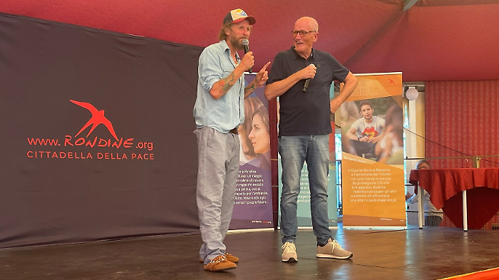 Jovanotti professore per un giorno a Rondine: "Pace è la parola più rivoluzionaria in assoluto"