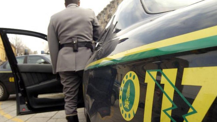 Attraversa i binari per sfuggire alla Guardia di Finanza. Sorpreso con 300 grammi di cocaina: arrestato