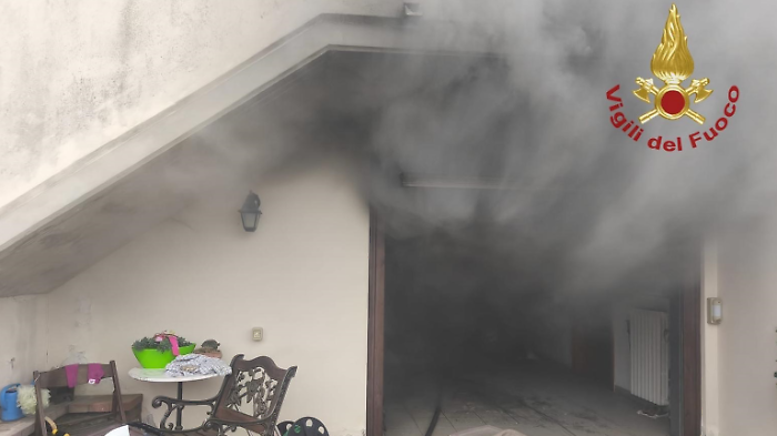 Fiamme nel garage, il fumo invade la casa: in salvo coppia di anziani. Intervento dei vigili del fuoco